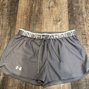 Under armour heat gear shorts. Loose fit. Women’s size M. TTS.